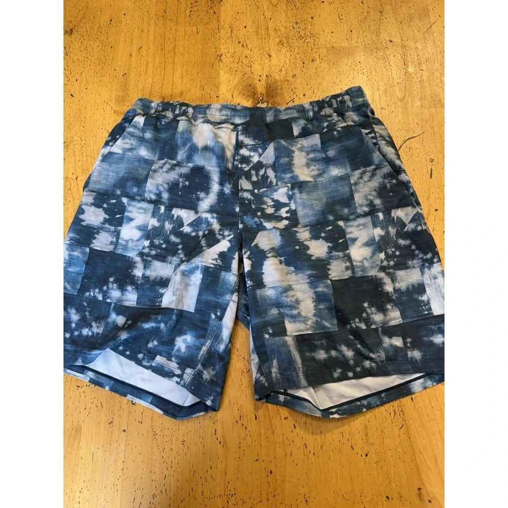 Lululemon Mens Pace Breaker Shorts Size XL  7 Inseam Lined Abstract Print